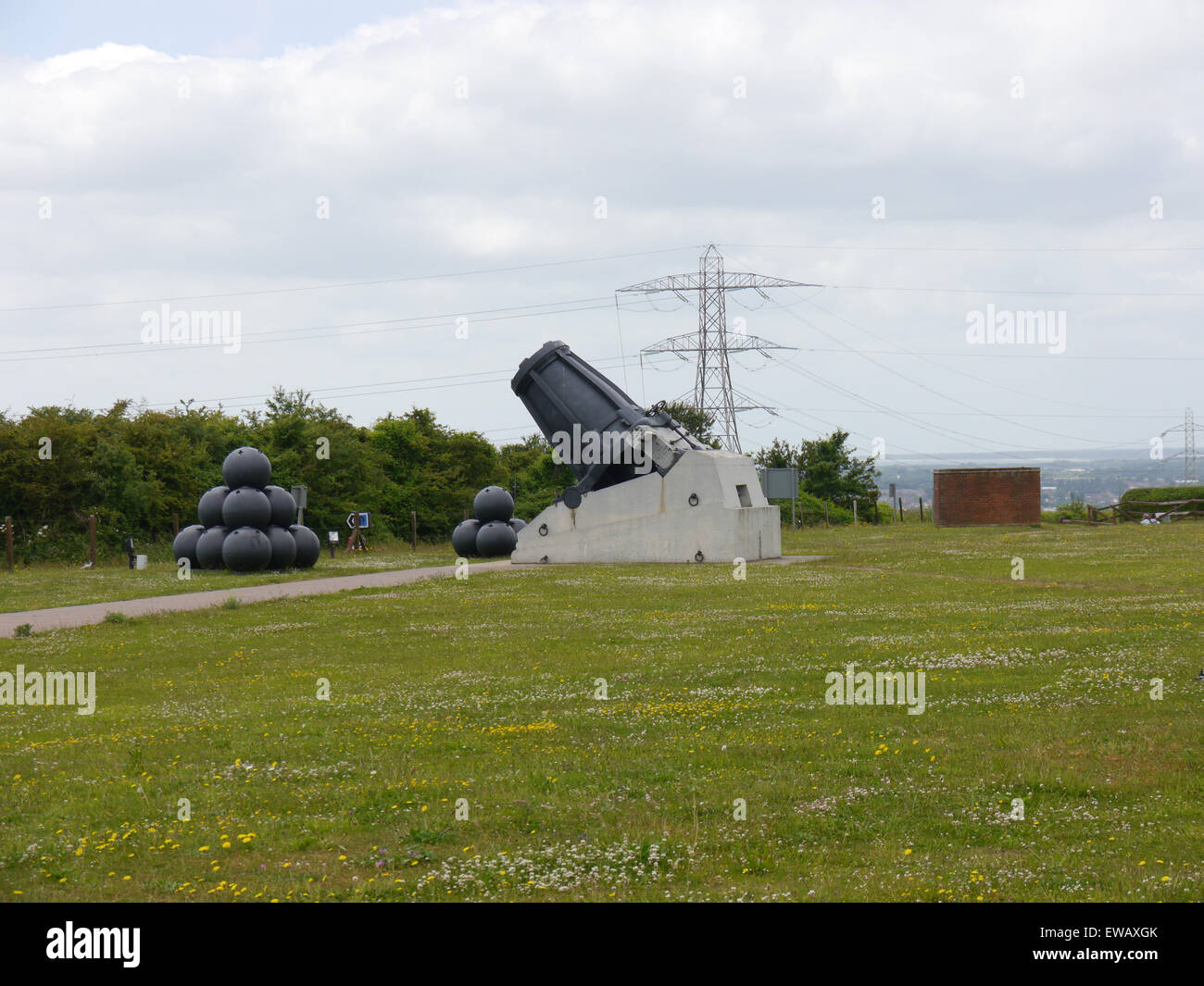 Un gigante di mortaio cannone in piedi al di fuori del Regio Museo Armory a Fort Nelson, Portsmouth, Hampshire Foto Stock