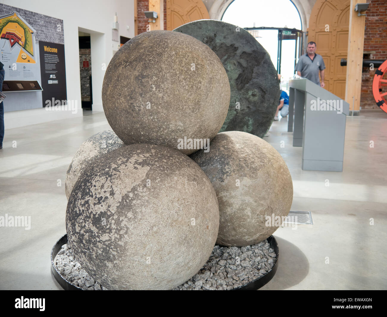 300 kg di pietra, palla di cannone sparato dai turchi bombardano il cannone di 1464 presso il Royal Armouries Museum di Portsmouth, Inghilterra Foto Stock