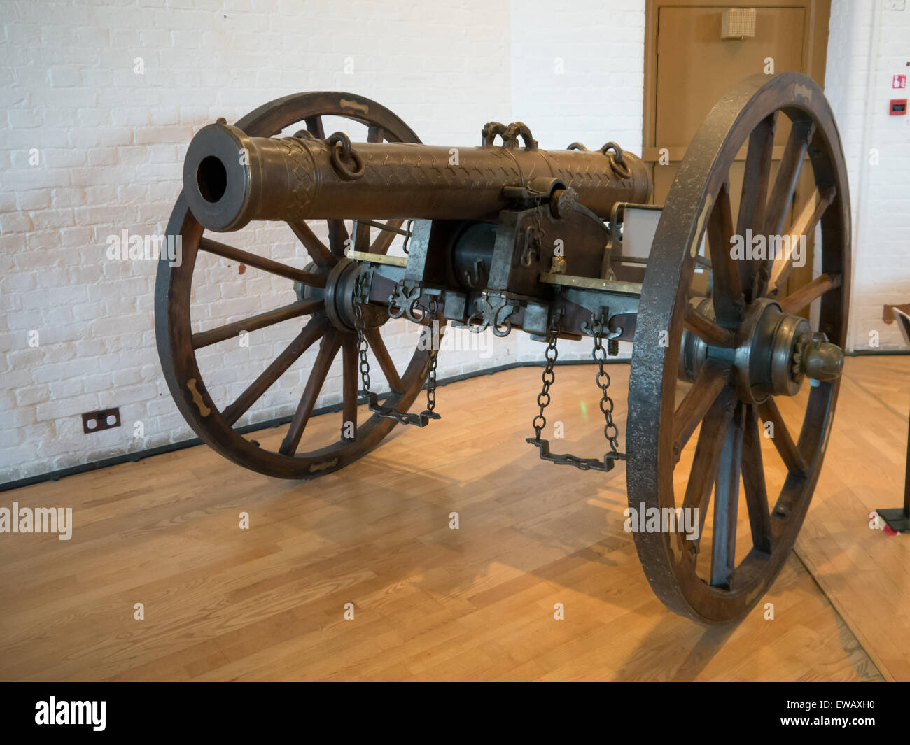 Un bronzo 9 pounder campo di pistola catturato nel 1849 durante la seconda guerra di religione Sikh a Chilleanwallah , Royal Armouries Museum, Portsmouth, Foto Stock