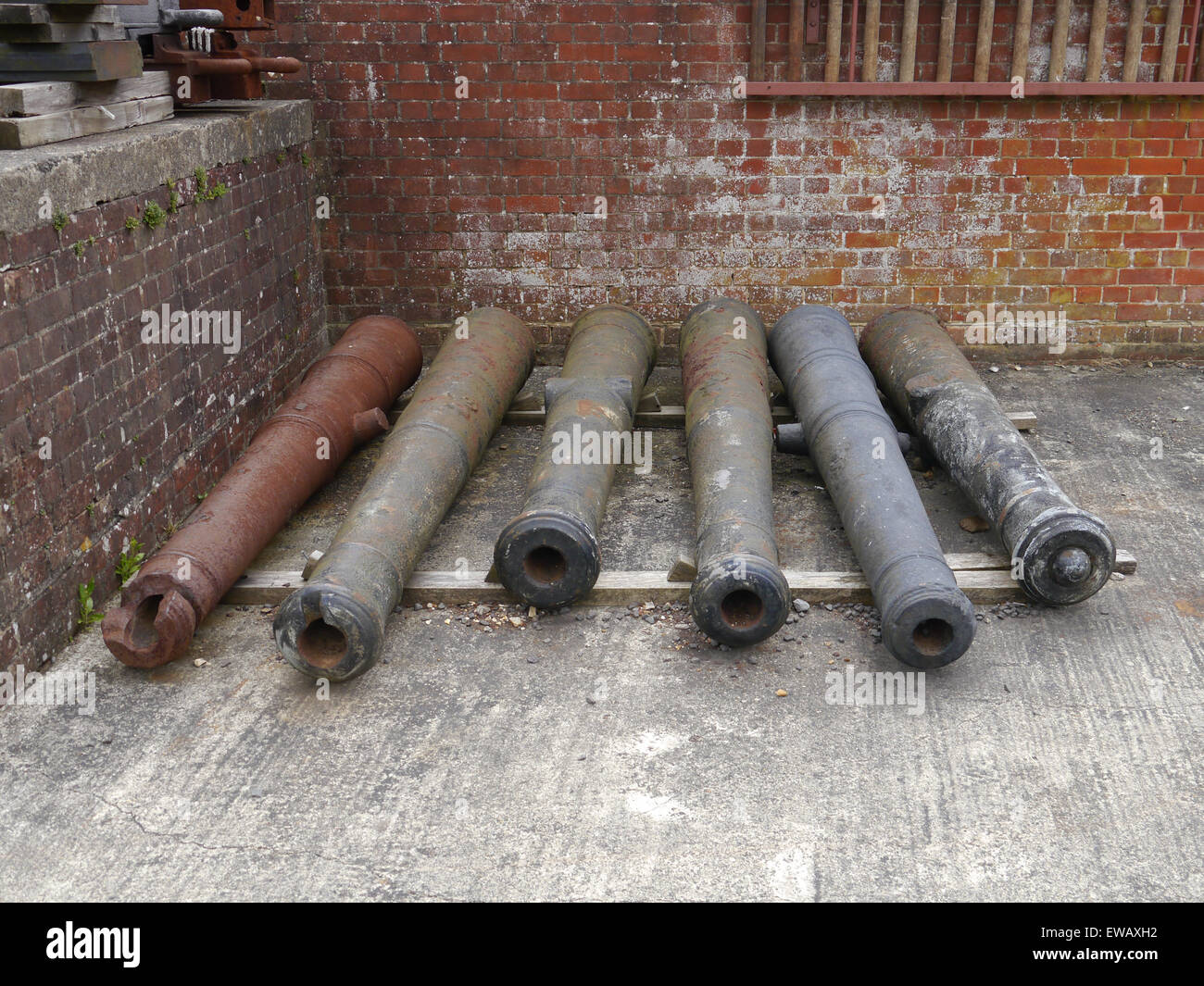 Cannoni danneggiati nel parco di Fort Nelson Royal Armory Museum di Portsmouth, Inghilterra Foto Stock