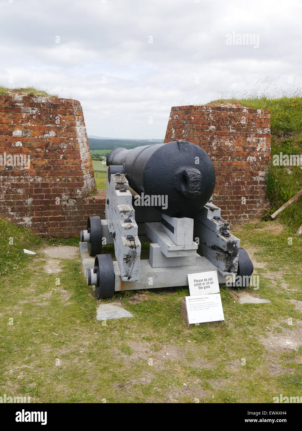Un grande 64 pounder cannon per difendere le mura di Fort Nelson, Royal Armory museum, Portsmouth, Hampshire Foto Stock