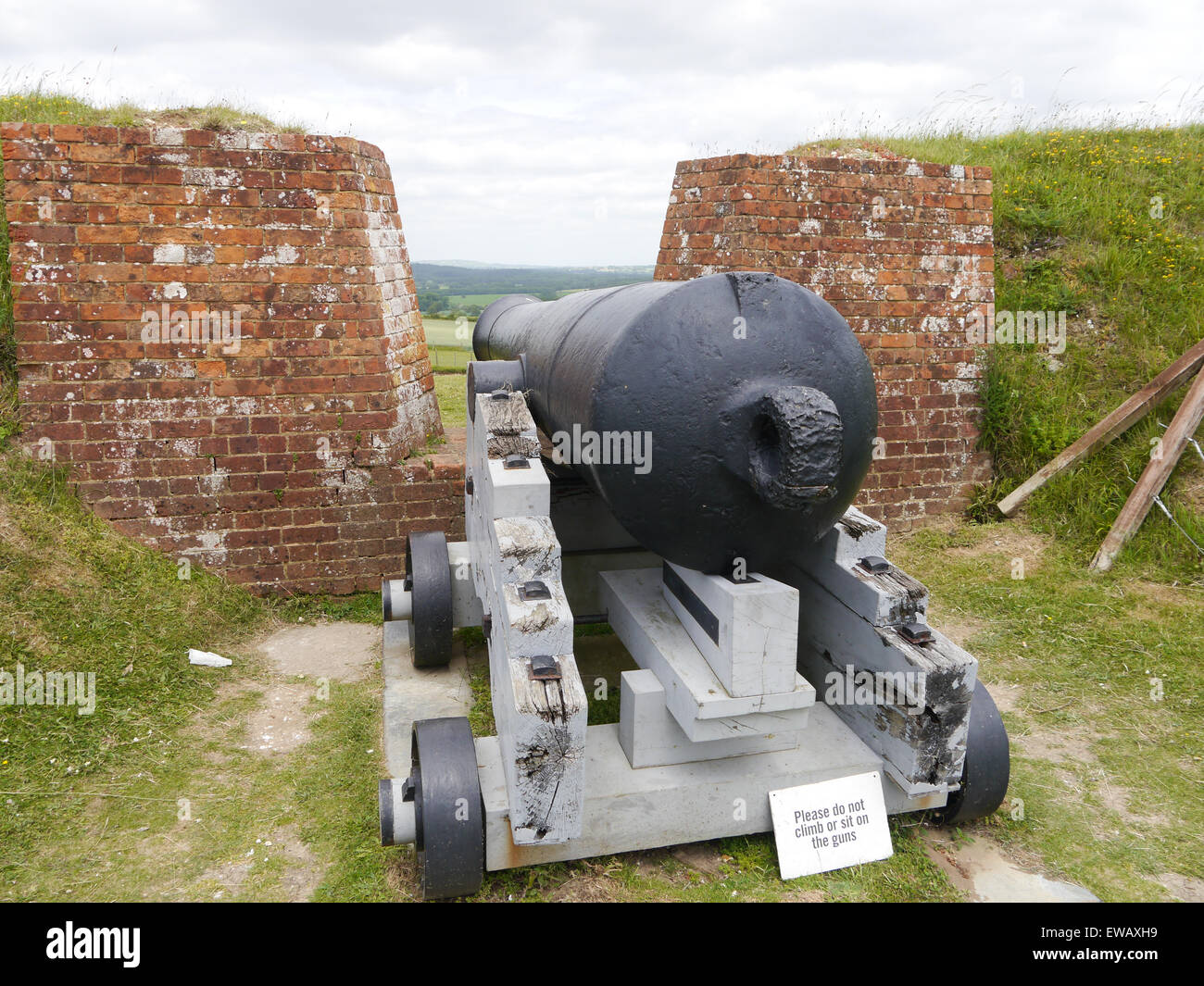 Un grande 64 pounder cannon per difendere le mura di Fort Nelson, Royal Armory museum, Portsmouth, Hampshire Foto Stock