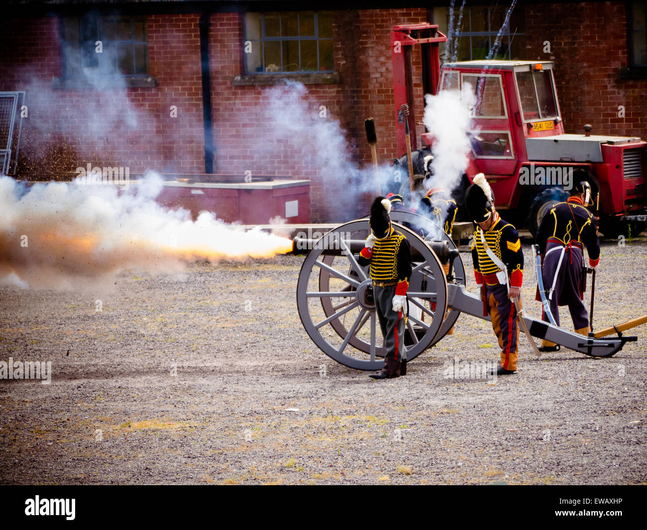 Storici reenattori che sparano autentici cannoni dell'epoca napoleonica al Royal Armouries Museum, Fort Nelson, Portsmouth Foto Stock