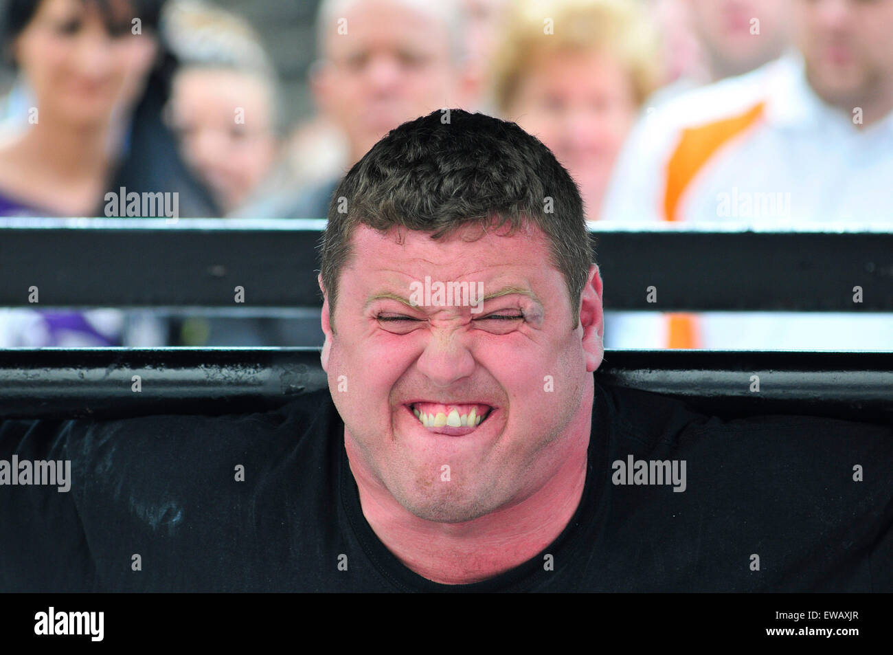 La tensione sulla concorrente del viso sollevamento pesi durante l'Irlanda più forti del concorso di uomo in Londonderry (Derry), Irlanda del Nord Foto Stock