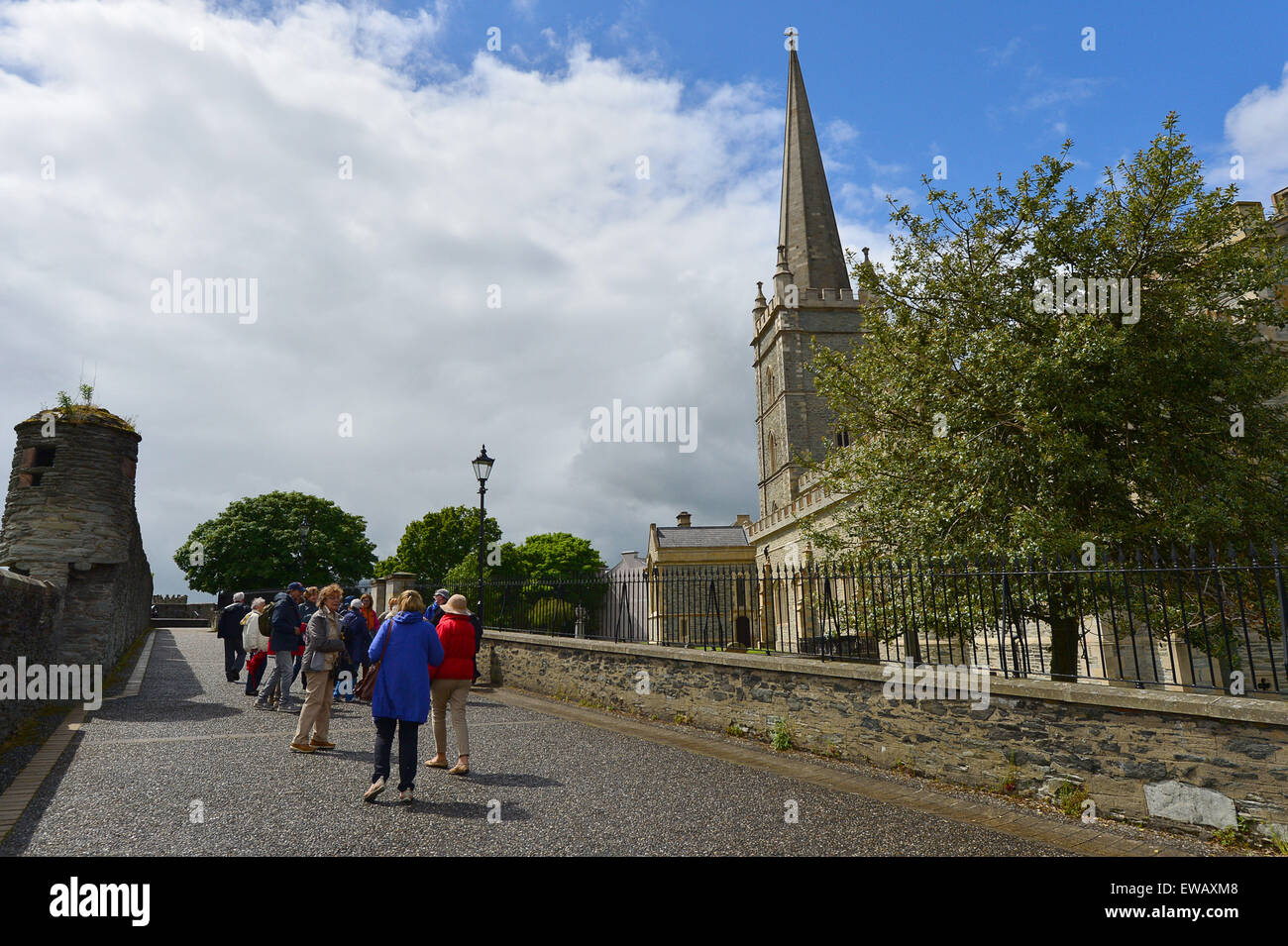 I turisti su17th secolo Derry pareti, accanto a st columb cattedrale. Londonderry (Derry), Irlanda del Nord Foto Stock