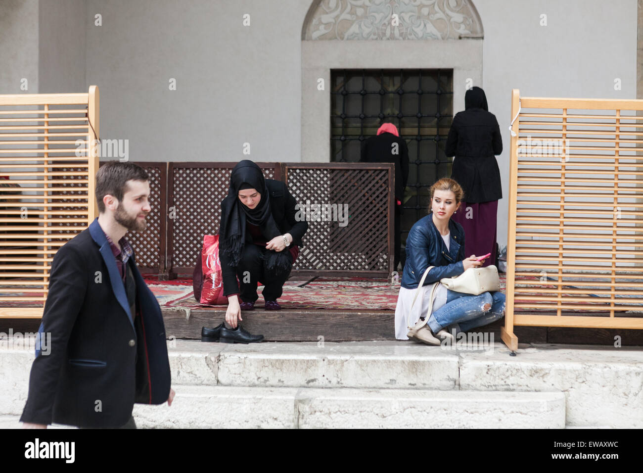 Musulmani bosniaci durante il pomeriggio di preghiera nella Gazi Husrev BEUYS E G. DOTTORI moschea nella città vecchia Bascarsija a Sarajevo. Foto Stock