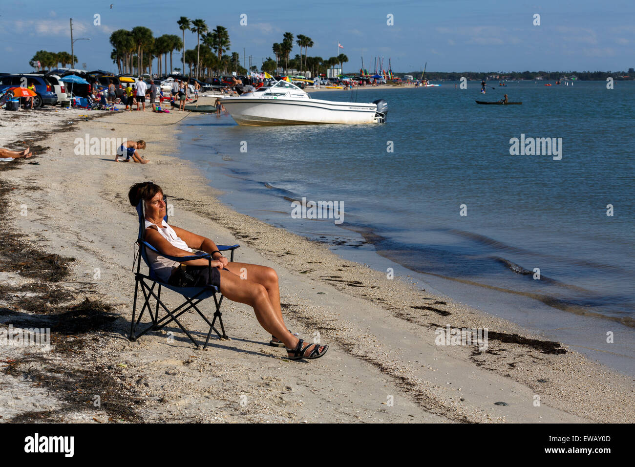 Femmina Senior snoozing sulla spiaggia Dunedin Florida USA Foto Stock
