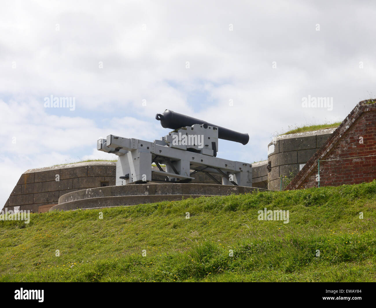 Un 64 Pounder Cannon sui bastioni di Fort Nelson, Royal Armory Museum di Portsmouth Foto Stock