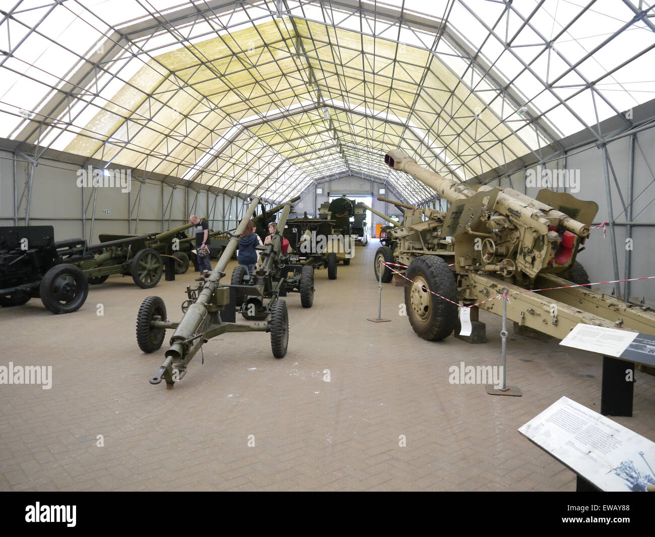 La principale sala di artiglieria presso il Royal Armory Museum, Fort Nelson, Portsmouth, Inghilterra Foto Stock