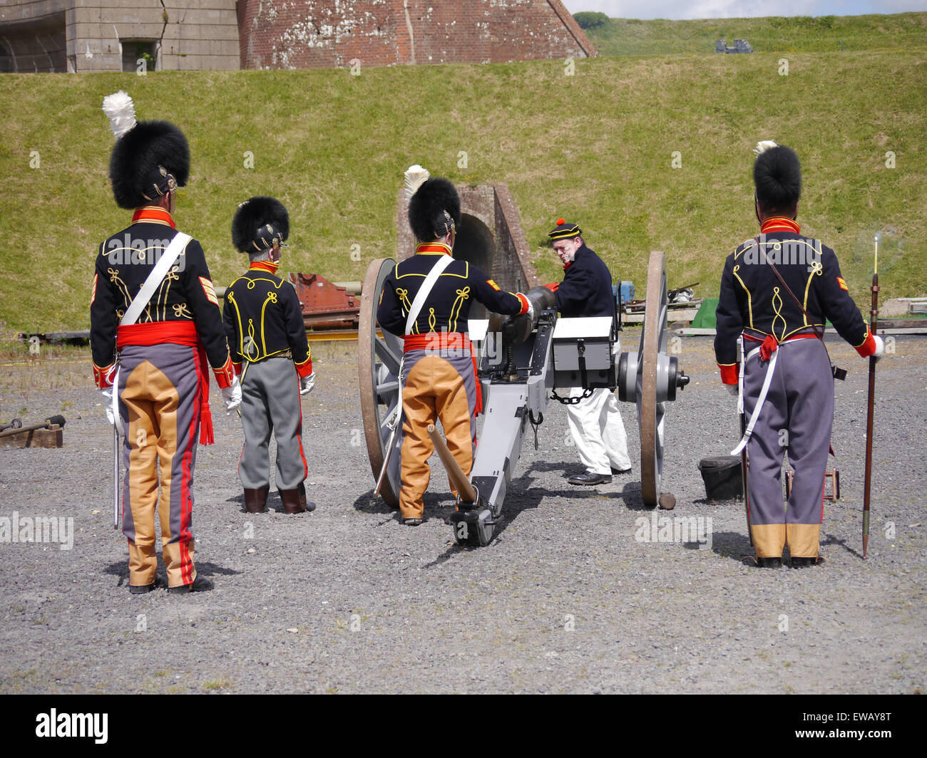 Storici reenattori che sparano autentici cannoni dell'epoca napoleonica al Royal Armouries Museum, Fort Nelson, Portsmouth Foto Stock