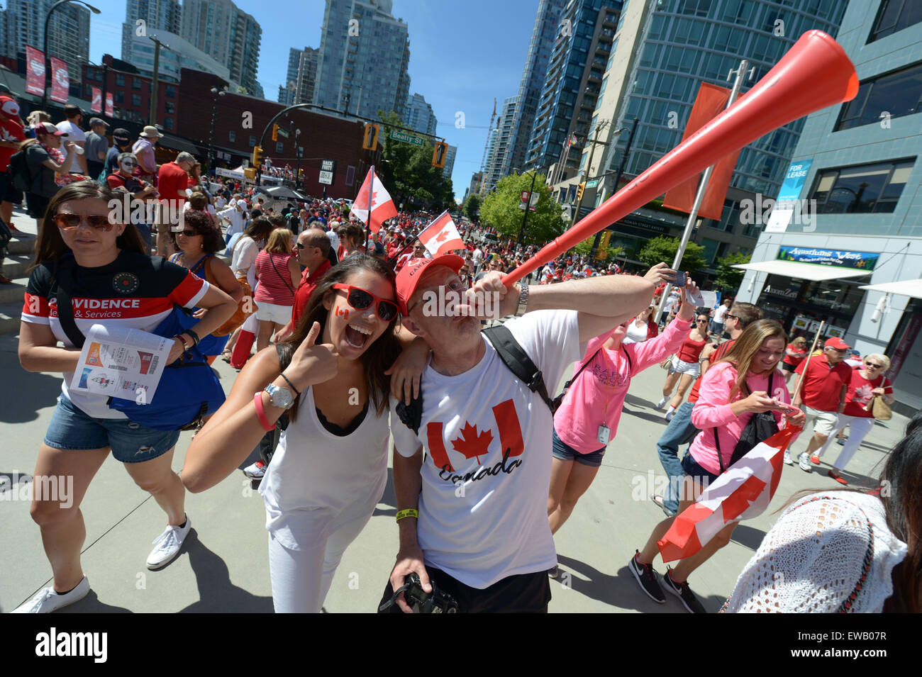 Vancouver, Canada. Il 21 giugno, 2015. Ventole canadese arrivano al BC Place Stadium per guardare il round di 16 match tra Canada e Svizzera a FIFA Coppa del Mondo Donne Canada 2015 a Vancouver, Canada, 21 giugno 2015. Credito: Sergei Bachlakov/Xinhua/Alamy Live News Foto Stock