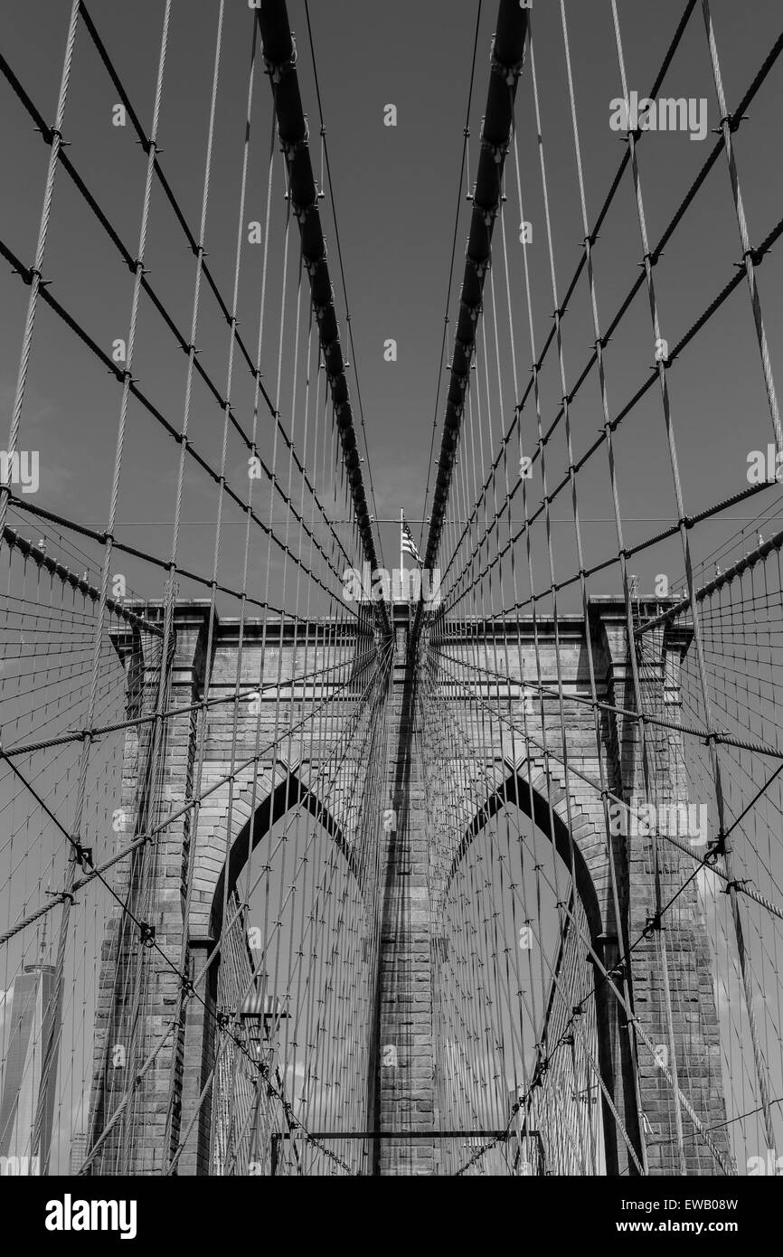 Una vista degli archi del Ponte di Brooklyn a New York con il ponte, sky e città in bianco e nero Foto Stock