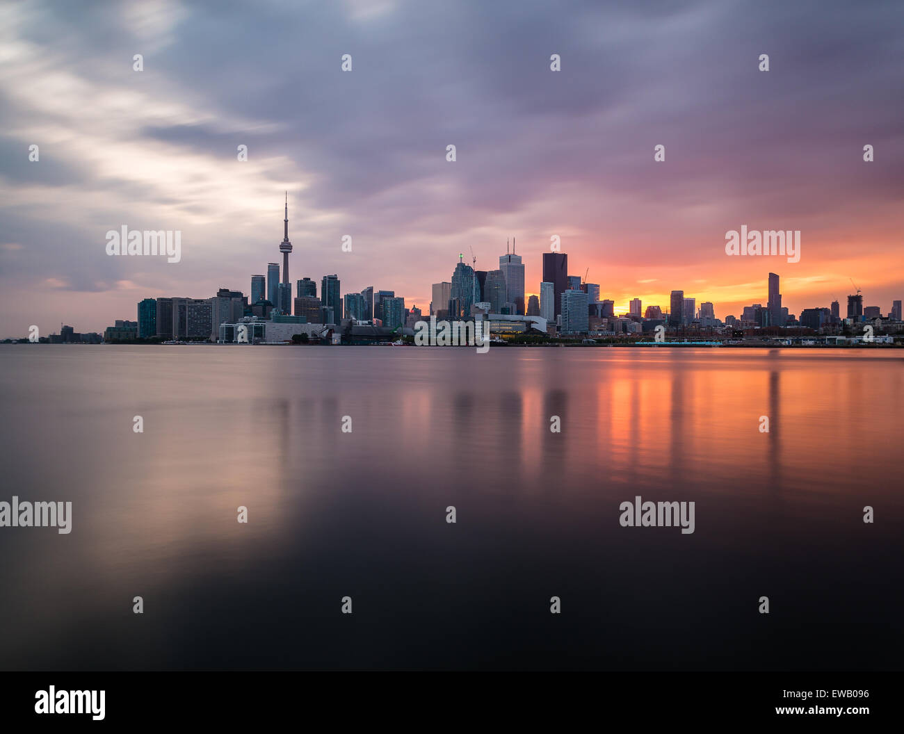 Una vista del cielo di Toronto al tramonto con riflessi nell'acqua. Prese con una lunga esposizione. Foto Stock