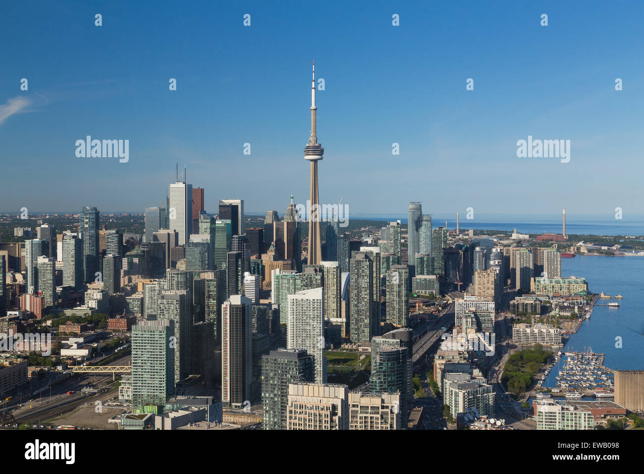 Una vista di edifici nel centro cittadino di Toronto durante il giorno visto dall'aria Foto Stock