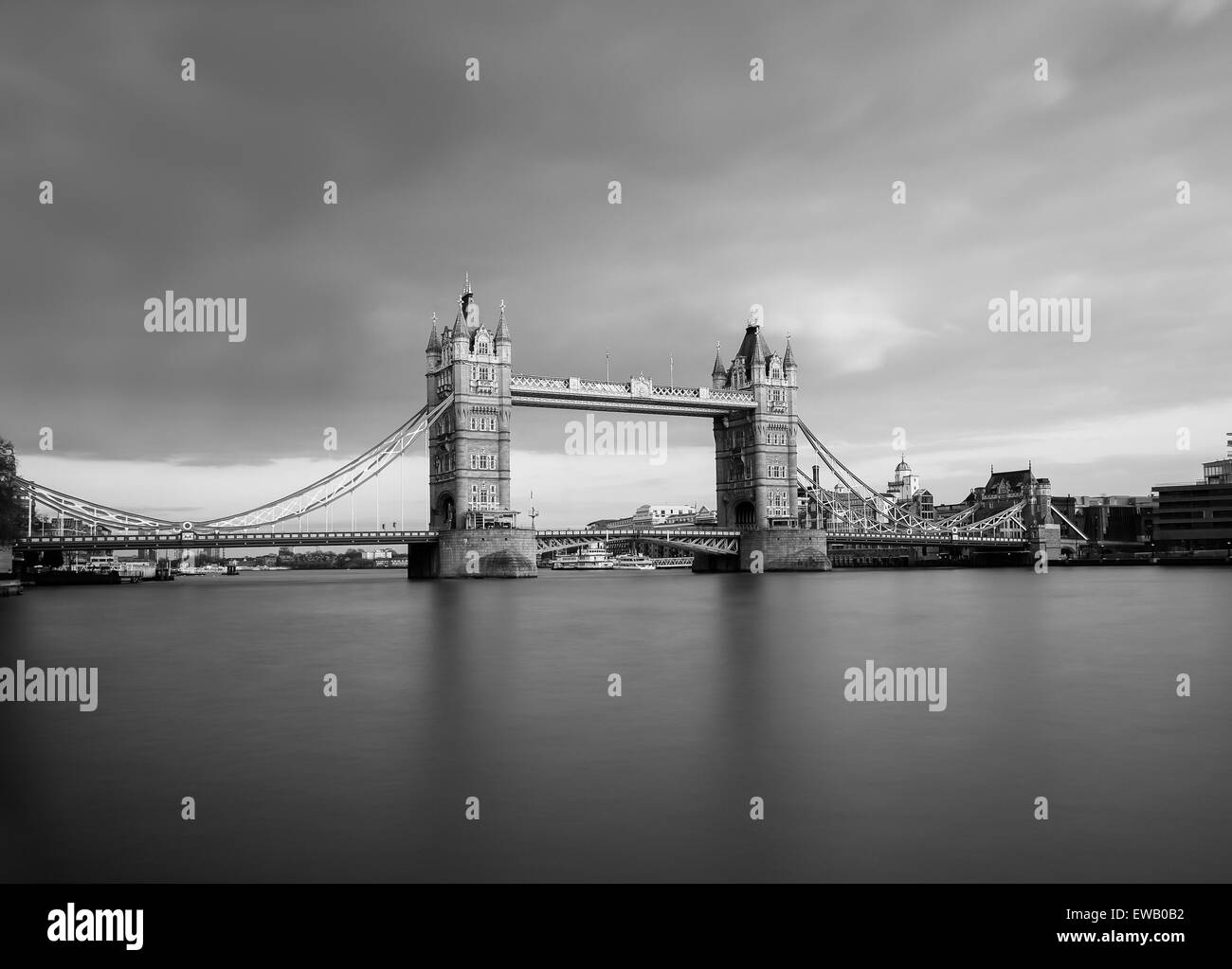 Il Tower Bridge in bianco e nero scattate con una lunga esposizione. Vi è spazio copia sull'immagine. Foto Stock