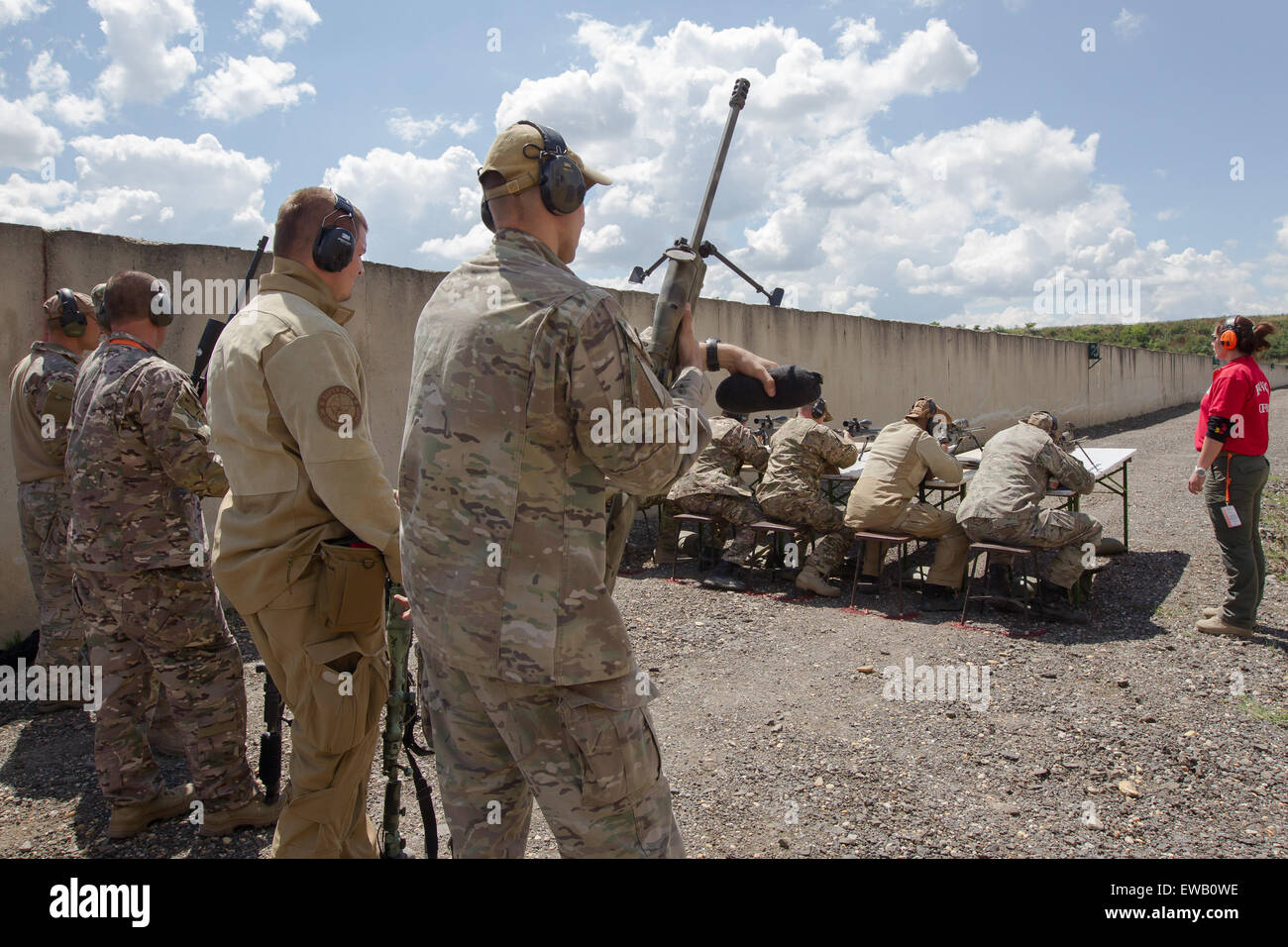 Budapest. Il 21 giugno, 2015. Cecchini competere nel relè di scatto per il giorno di apertura del XIV di poliziotti e militari Sniper di Coppa del Mondo a Budapest, Ungheria il 21 giugno 2015. Credito: Attila Volgyi/Xinhua/Alamy Live News Foto Stock