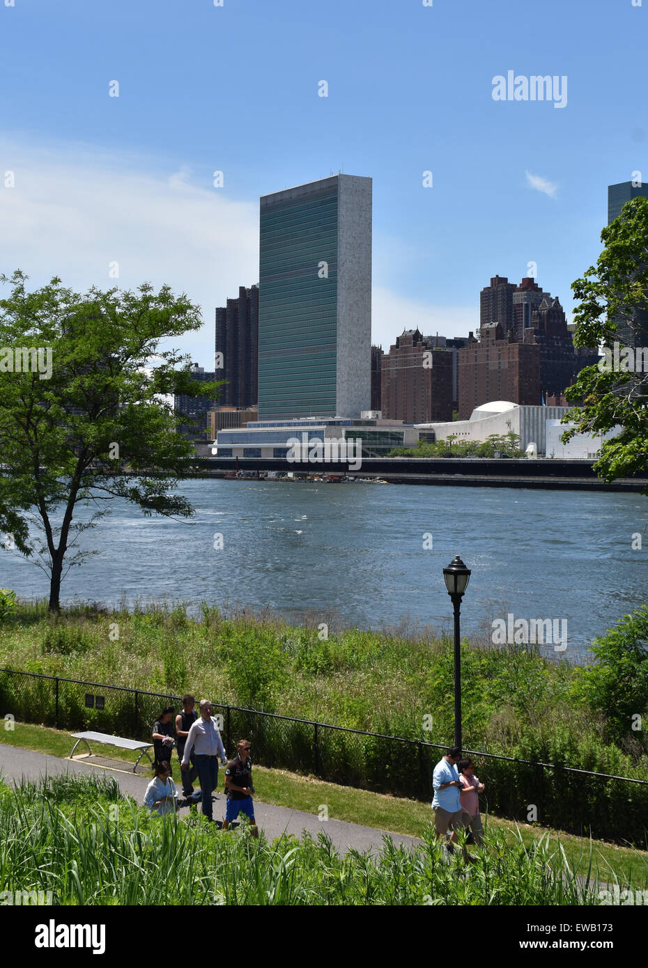 New York, Roosevelt Island. Xiii Giugno, 2015. Le Nazioni Unite quartier generale sull'East River a New York, Roosevelt Island, 13 giugno 2015. L'ONU è in procinto di mark 70 anni di esistenza: nel giugno 1945, la Carta delle Nazioni Unite è stato firmato ed è entrato in vigore il mese di ottobre di quell'anno. Foto: Chris Melzer/dpa/Alamy Live News Foto Stock