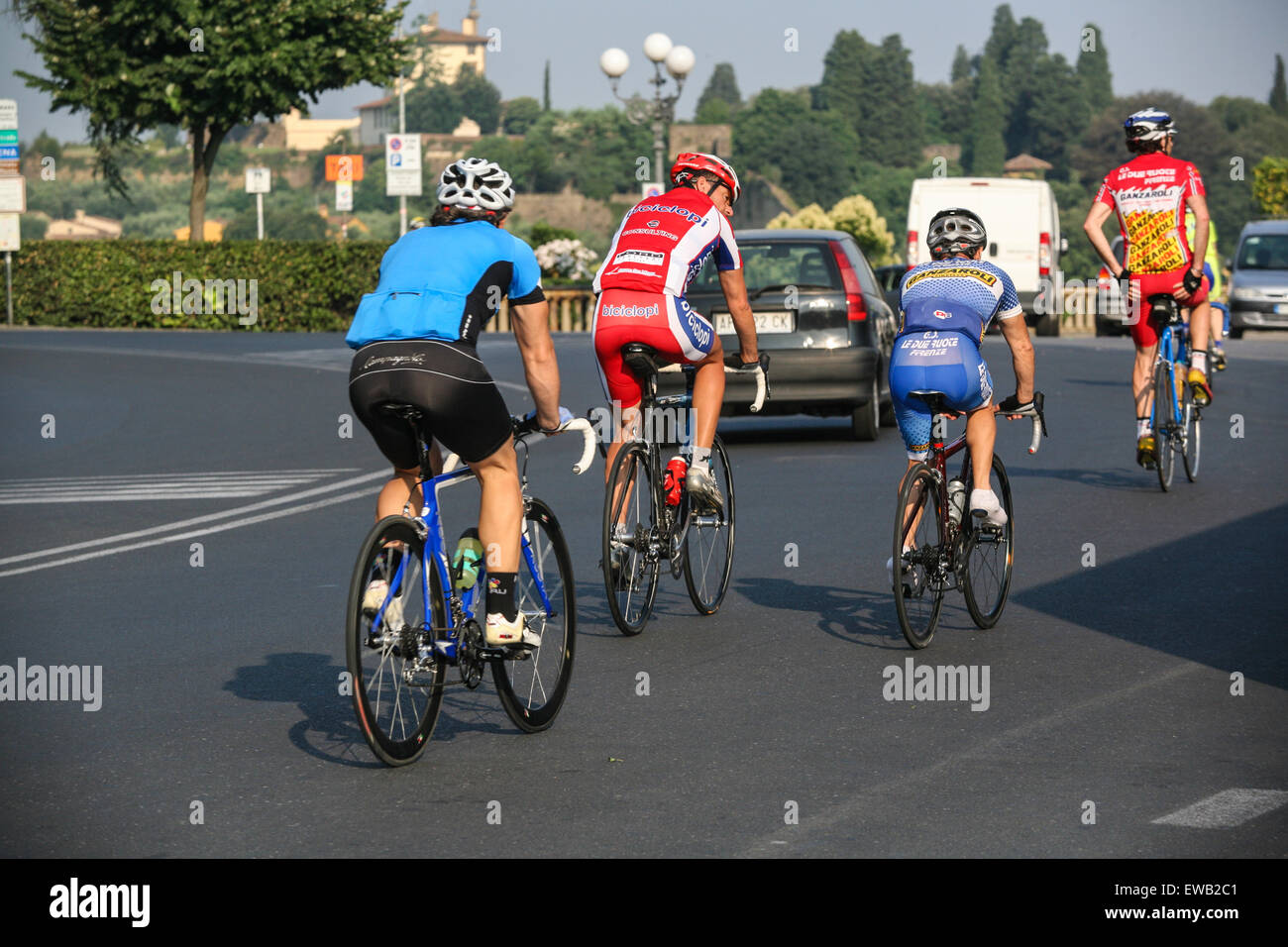 Escursioni in bicicletta in bicicletta attraverso piazza grande Piazzale Michelangelo che si affaccia su Firenze/ Firenze città della Toscana. L'Italia. Giugno. Foto Stock