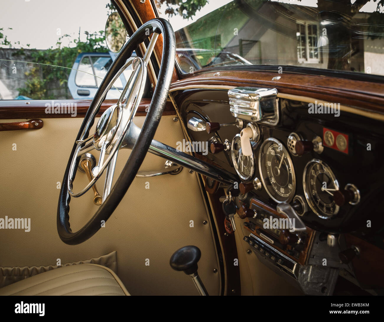 Classic car interni. Ruota e cruscotto. Foto Stock