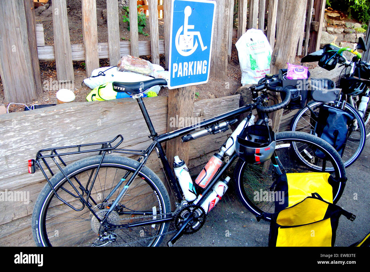 Ciclista sconsiderati park le loro biciclette in handicap spazi di parcheggio Foto Stock