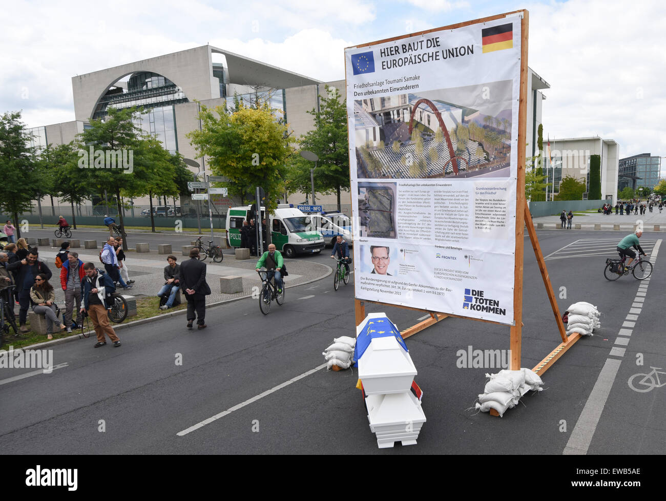 Una targhetta simbolica che recita "Qui l'Unione europea è costruita - i cimiteri - Gli immigrati sconosciuto' e due sarcofagi con il tedesco e la bandiera europea parallelamente alle azioni del centro di bellezza politico con lo slogan "Arco del determinato' presso il Bundestag tedesco a Berlino, Germania, 21 giugno 2015. Foto:RAINER JENSEN/dpa Foto Stock