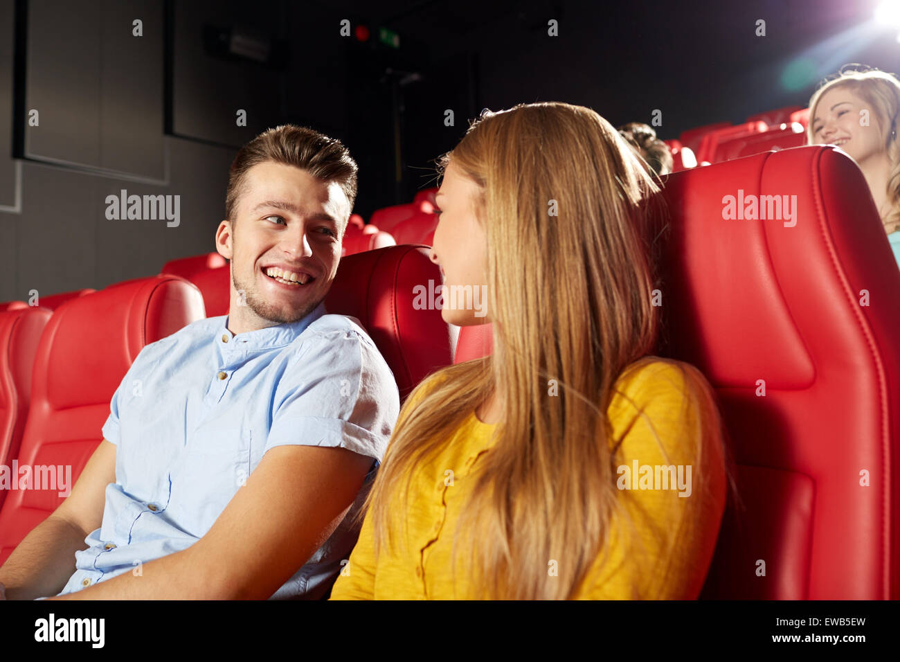 Happy amici guardando film in teatro Foto Stock