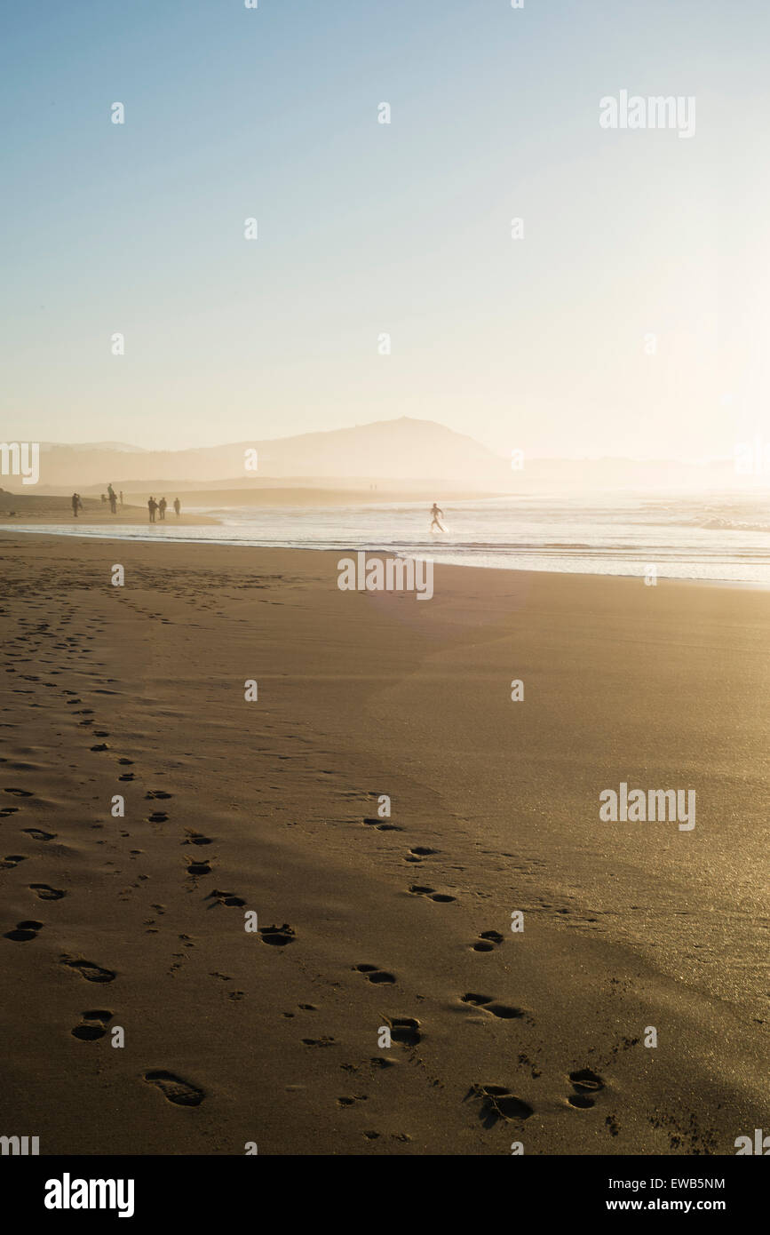 Spagna Galizia, Valdovino, spiaggia al tramonto in composizione verticale Foto Stock