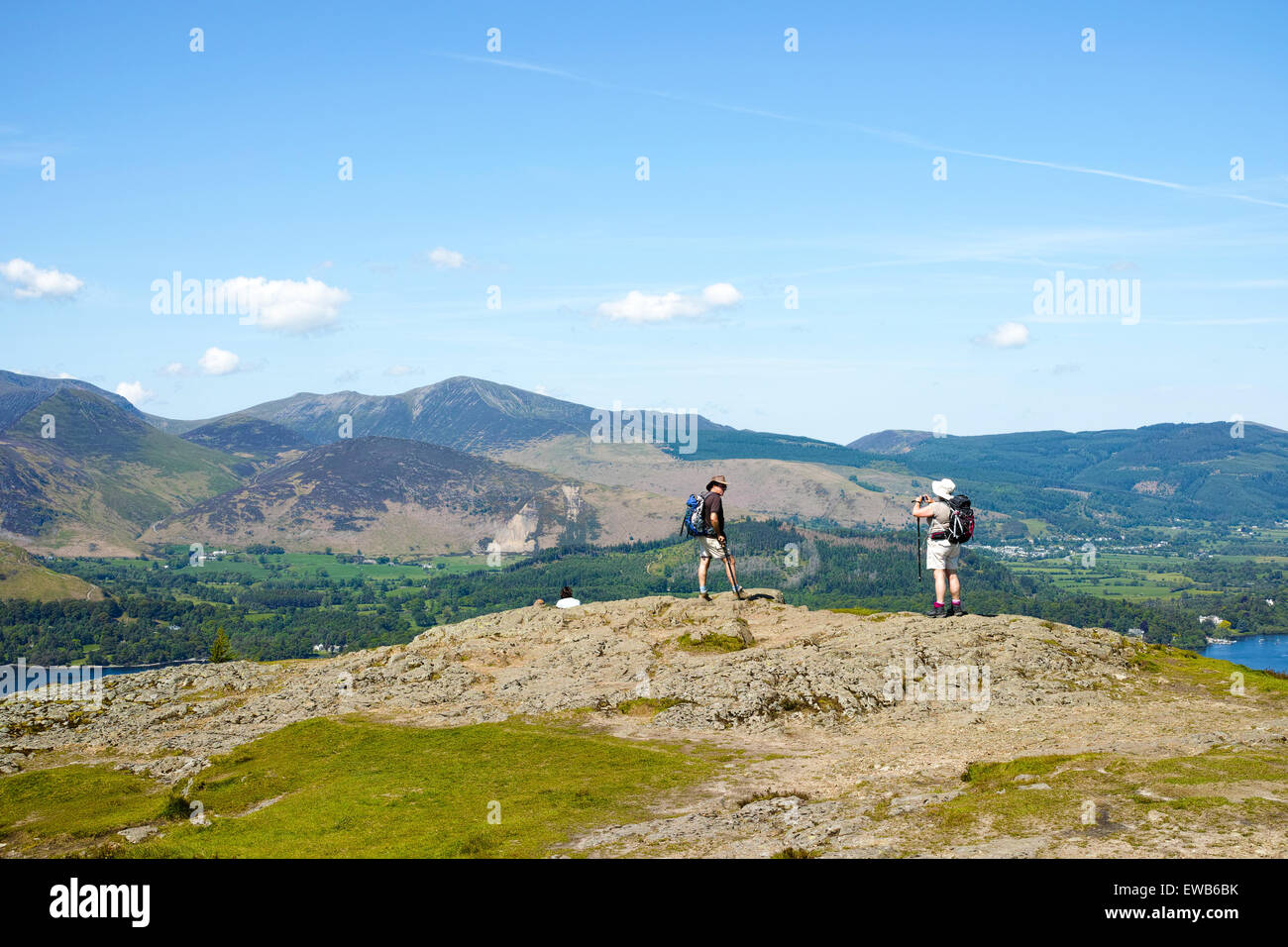 Un paio di escursionisti sulla sommità della parete roccioso che guarda verso il basso sul Derwentwater Foto Stock