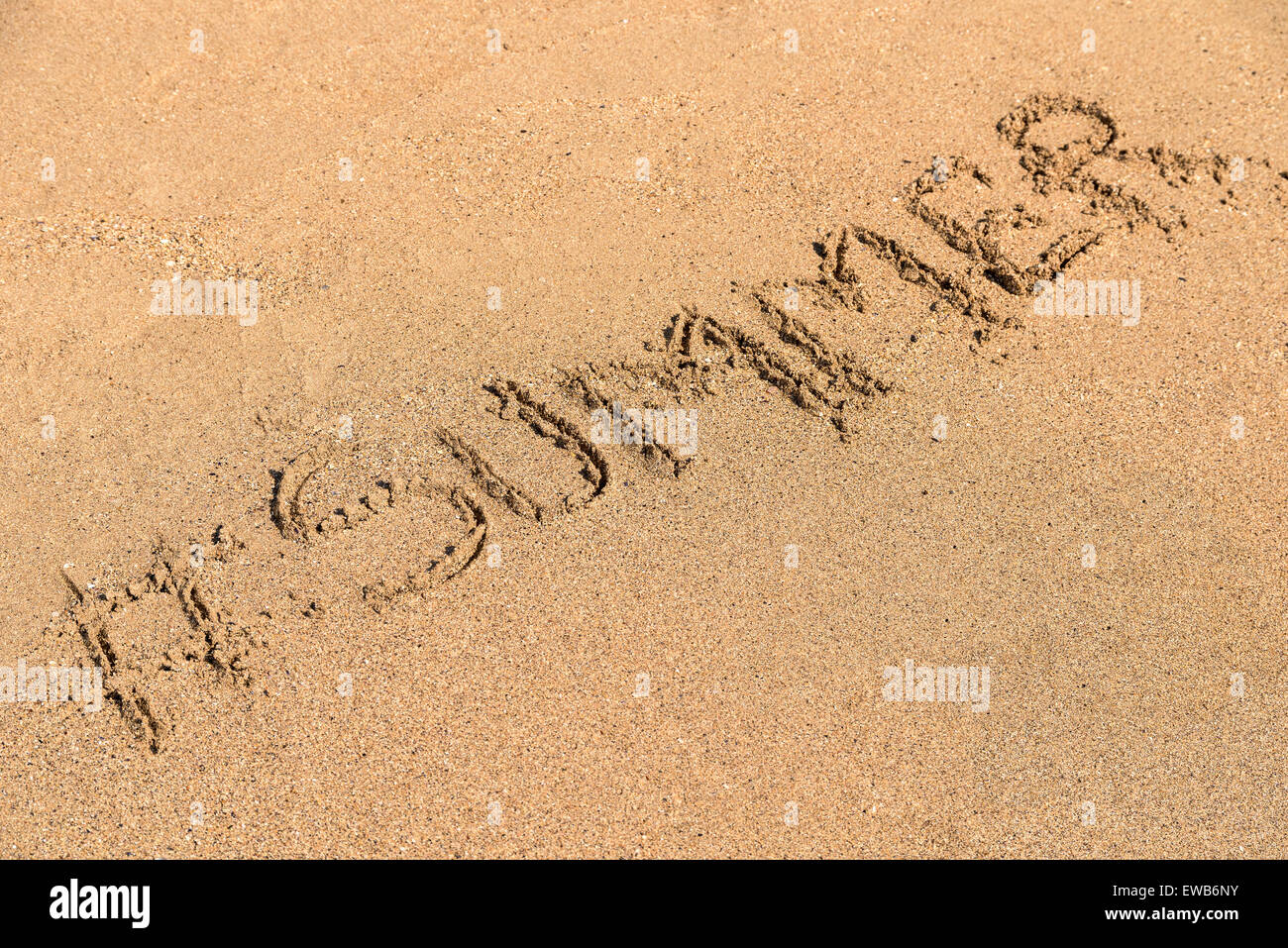 Hashtag Estate scritta sulla sabbiosa spiaggia di estate Foto Stock