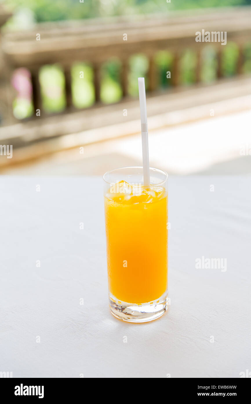 Bicchiere di succo di arancia Succhi di frutta al ristorante Foto Stock