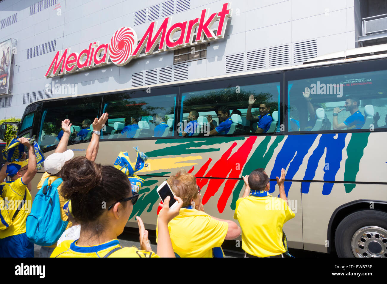 Las Palmas de Gran Canaria, Isole Canarie, Spagna. Il 21 giugno, 2015. Calcio: Las Palmss tifosi lungo le strade al di fuori stadium davanti al gioco come allenatore della squadra arriva la domenica pomeriggio. Las Palmas ha vinto la promozione in una drammatica la seconda gamba play-off game per entrare a far parte del calibro di Real Madrid e Barcellona in prima divisione spagnola la prossima stagione. Dopo aver perso la promozione automatica e perdere la distanza di play-off game contro Zaragoza 3-1 Mercoledì, U.D. Las Palmas ha vinto il secondo play-off 2-0 in casa domenica, vincendo il tirante sulla distanza obiettivo regole e di assicurare loro un posto in spagnolo f © ALA Foto Stock