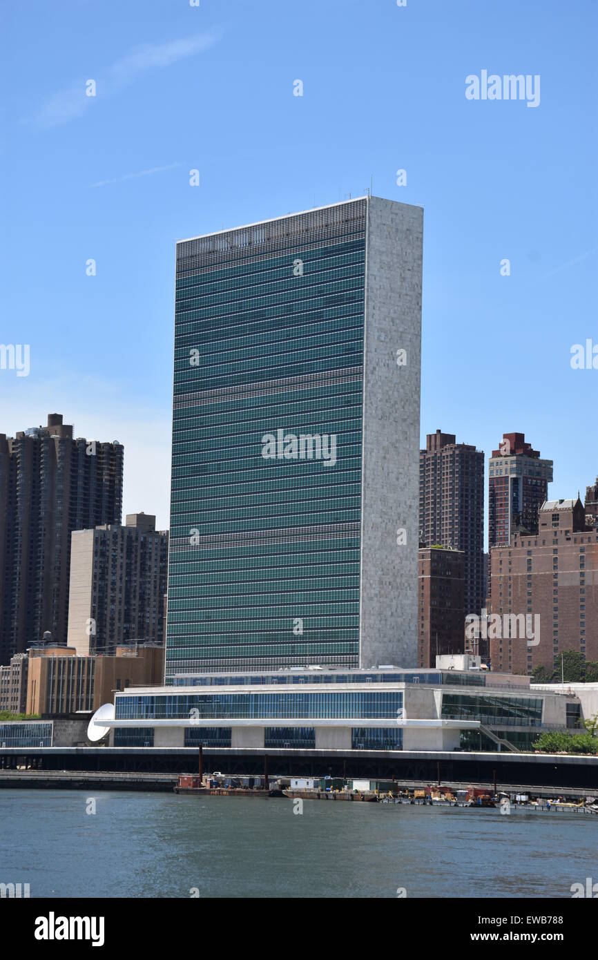 La sede centrale delle Nazioni Unite sull'East River a New York, visto da Roosevelt Island, 13 giugno 2015. L'ONU raggiungerà il suo settantesimo anno: nel giugno 1945, la Carta delle Nazioni Unite è stato firmato e nel mese di ottobre di quell'anno essa ecame in vigore. Foto: Chris Melzer/dpa Foto Stock