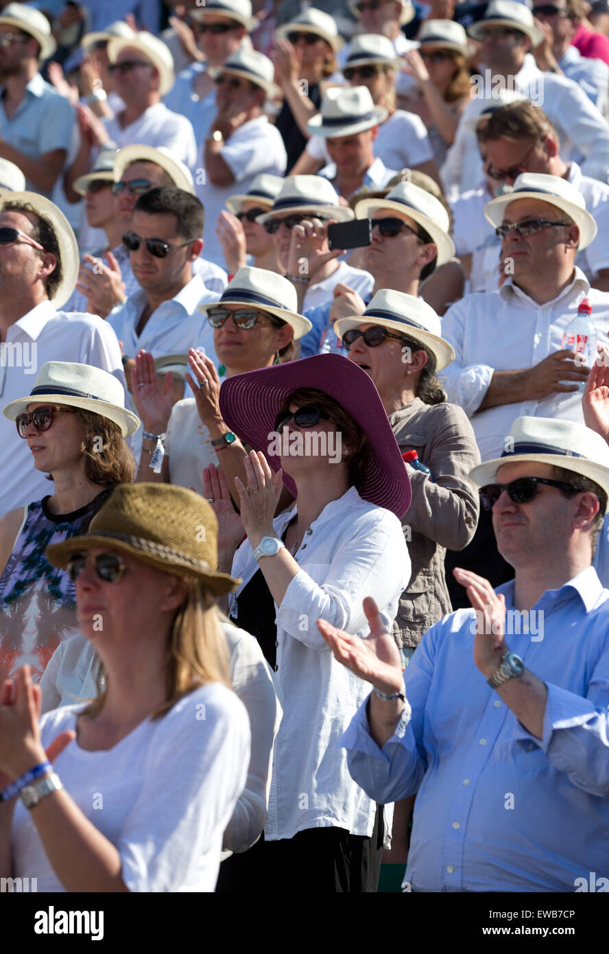 Gli spettatori di indossare cappelli all'aperto francese 2015 Foto Stock
