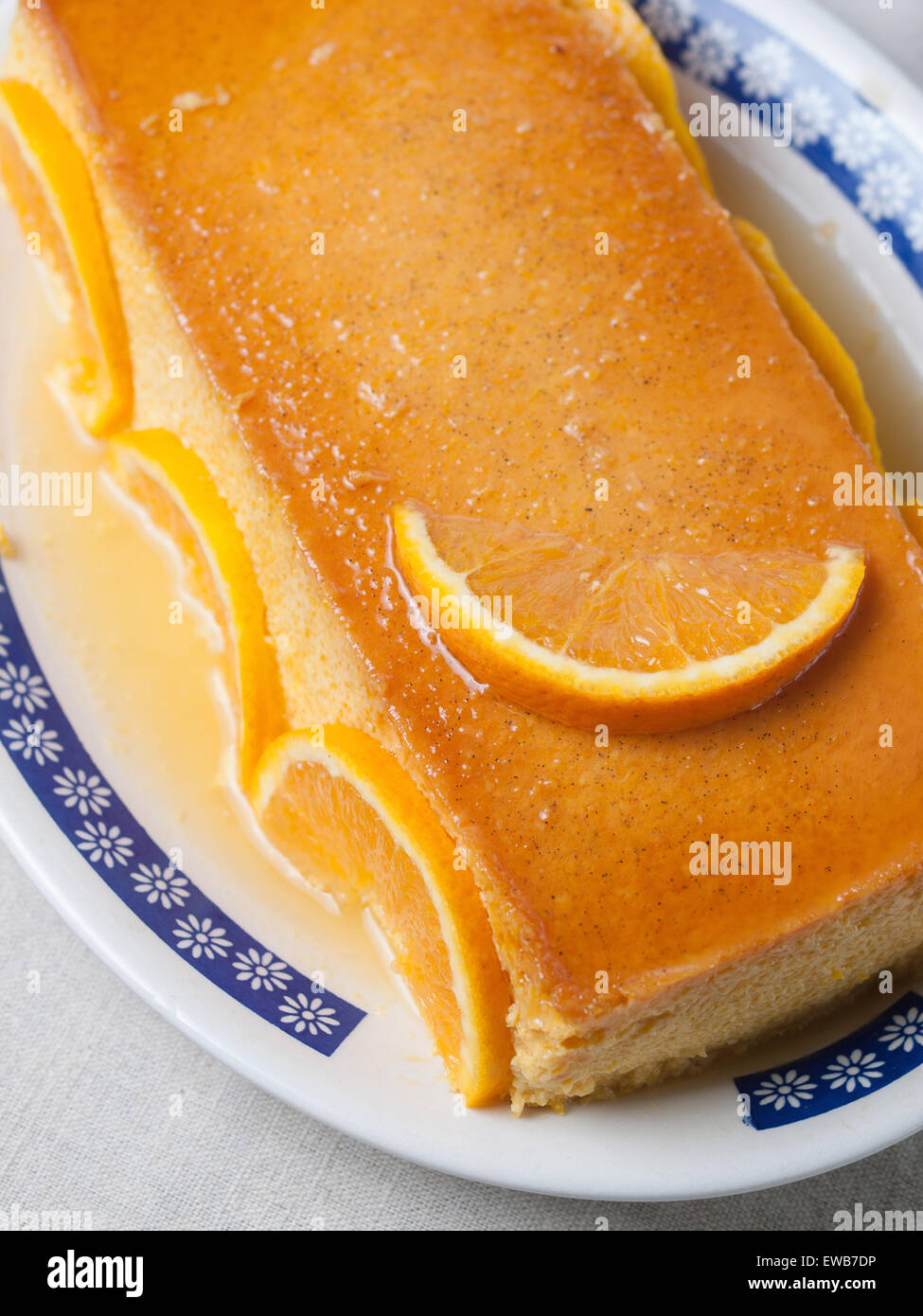 Orange crema pasticcera in un studio shot. Un delizioso dessert. Foto Stock
