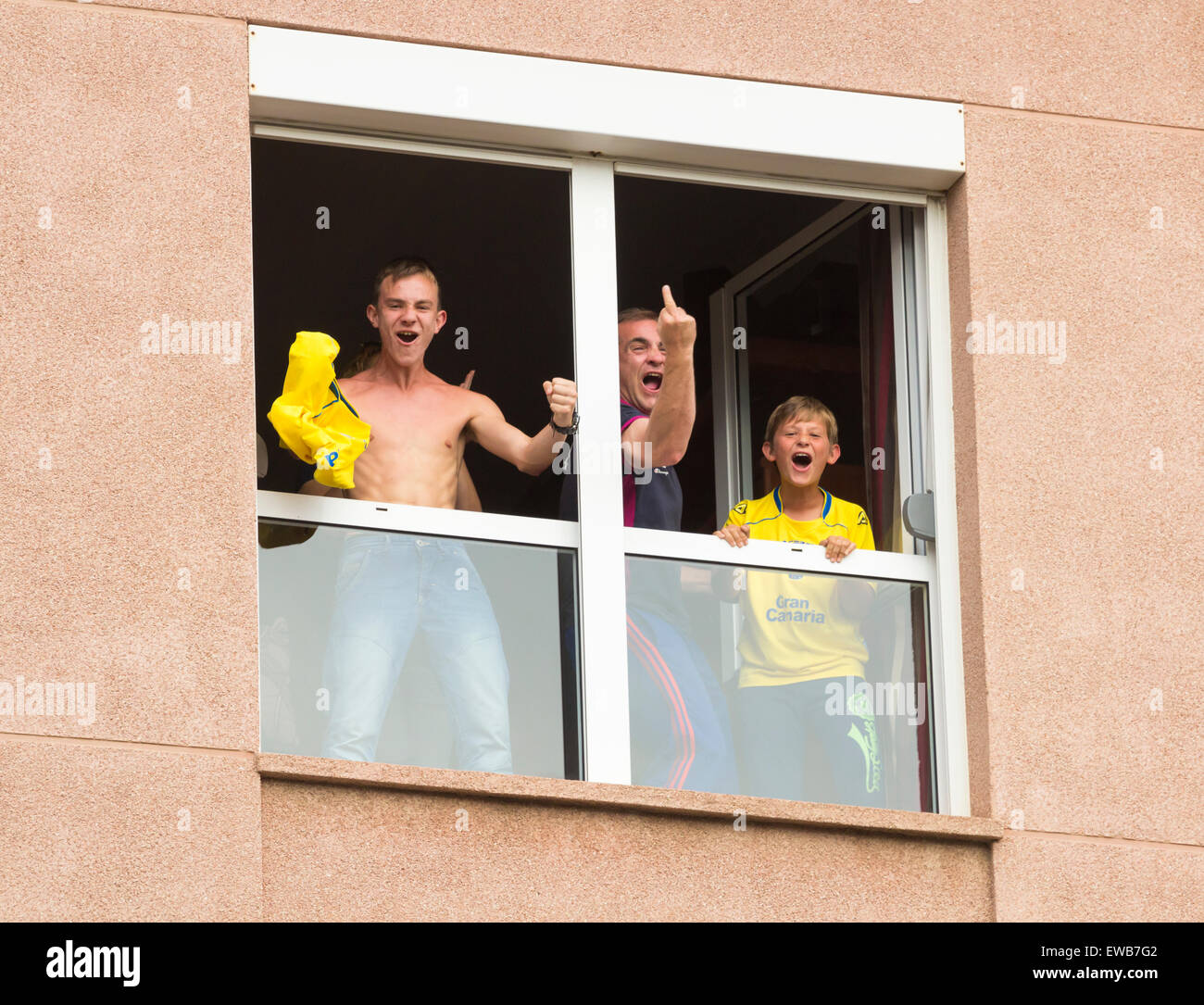 Las Palmas de Gran Canaria, Isole Canarie, Spagna. Il 21 giugno, 2015. Calcio: Las Palmas sostenitori guardare la partita dal blocco di appartamento che si affaccia su stadium, celebrare come Las Palmas win promozione in una drammatica la seconda gamba play-off game per entrare a far parte del calibro di Real Madrid e Barcellona in prima divisione spagnola la prossima stagione. Credito: ALANDAWSONPHOTOGRAPHY/Alamy Live News Foto Stock