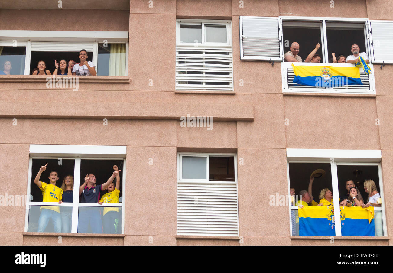 Las Palmas de Gran Canaria, Isole Canarie, Spagna. Il 21 giugno, 2015. Calcio: Las Palmas sostenitori guardare la partita dal blocco di appartamento che si affaccia su stadium, celebrare come Las Palmas win promozione in una drammatica la seconda gamba play-off game per entrare a far parte del calibro di Real Madrid e Barcellona in prima divisione spagnola la prossima stagione. Credito: ALANDAWSONPHOTOGRAPHY/Alamy Live News Foto Stock