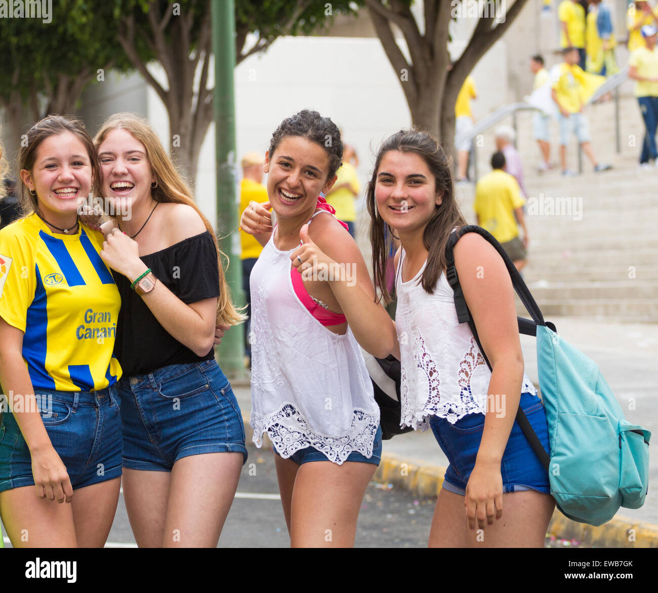 Las Palmas de Gran Canaria, Isole Canarie, Spagna. Il 21 giugno, 2015. Calcio: Las Palmas sostenitori fuori stadium di domenica pomeriggio come Las Palmas win promozione in una drammatica la seconda gamba play-off game per entrare a far parte del calibro di Real Madrid e Barcellona in prima divisione spagnola la prossima stagione. Credito: ALANDAWSONPHOTOGRAPHY/Alamy Live News Foto Stock