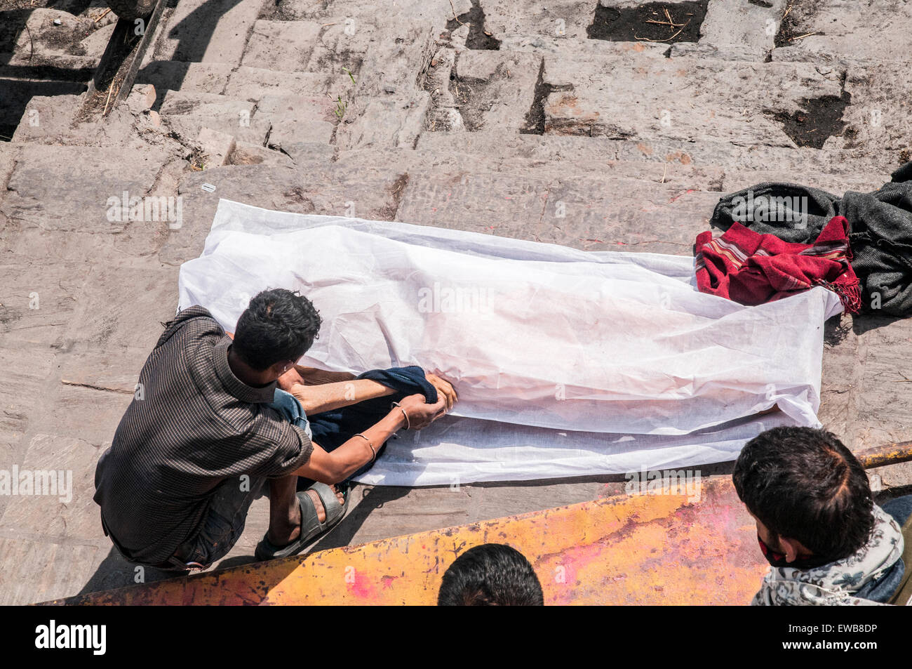 Un funerale indù al tempio di Pashupatinath, un tempio indù situato sulle rive del fiume Bagmati. Kathmandu, Nepal Foto Stock