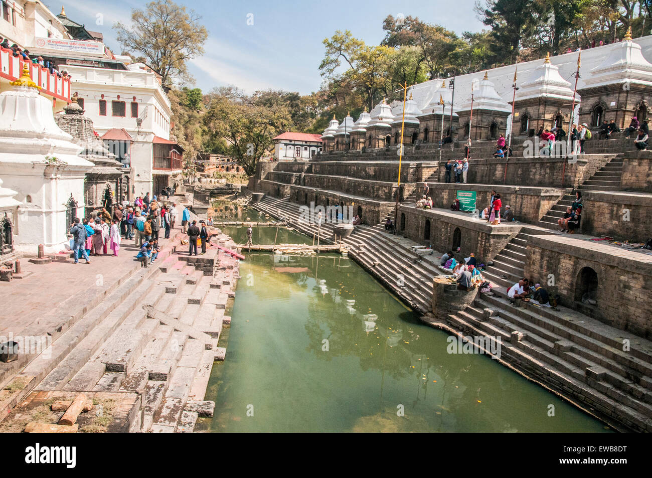 Un funerale indù al tempio di Pashupatinath, un tempio indù situato sulle rive del fiume Bagmati. Kathmandu, Nepal Foto Stock