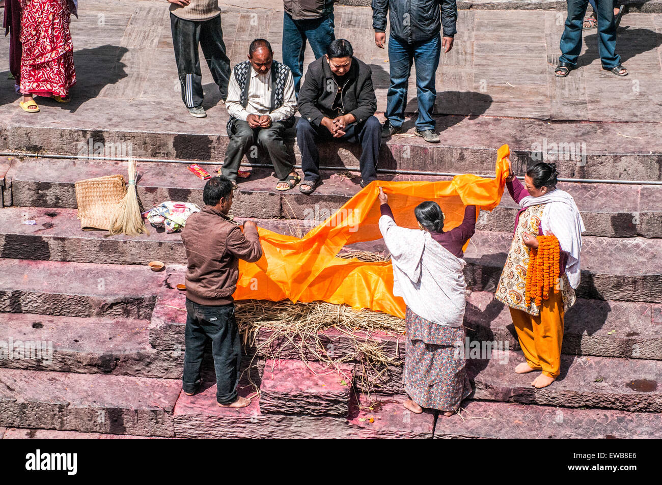 Un funerale indù al tempio di Pashupatinath, un tempio indù situato sulle rive del fiume Bagmati. Kathmandu, Nepal Foto Stock