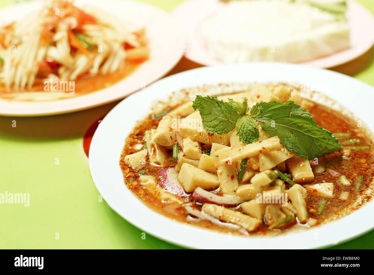 Famoso cibo tailandese, bambù piccante e insalata di papaia o som-tam Foto Stock