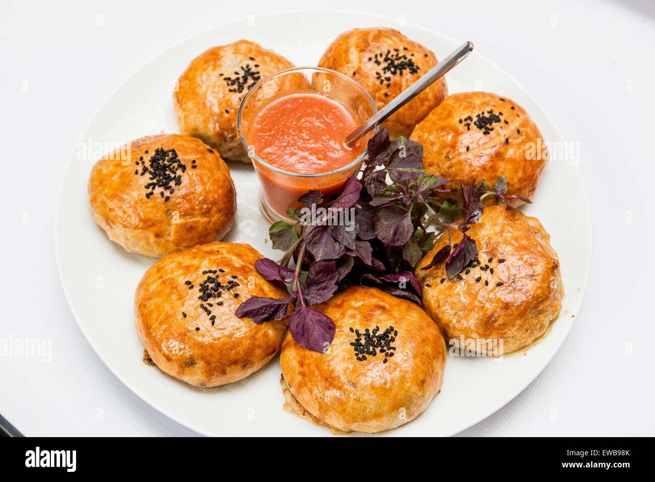 Carni rotoli riempiti con un tuffo Foto Stock