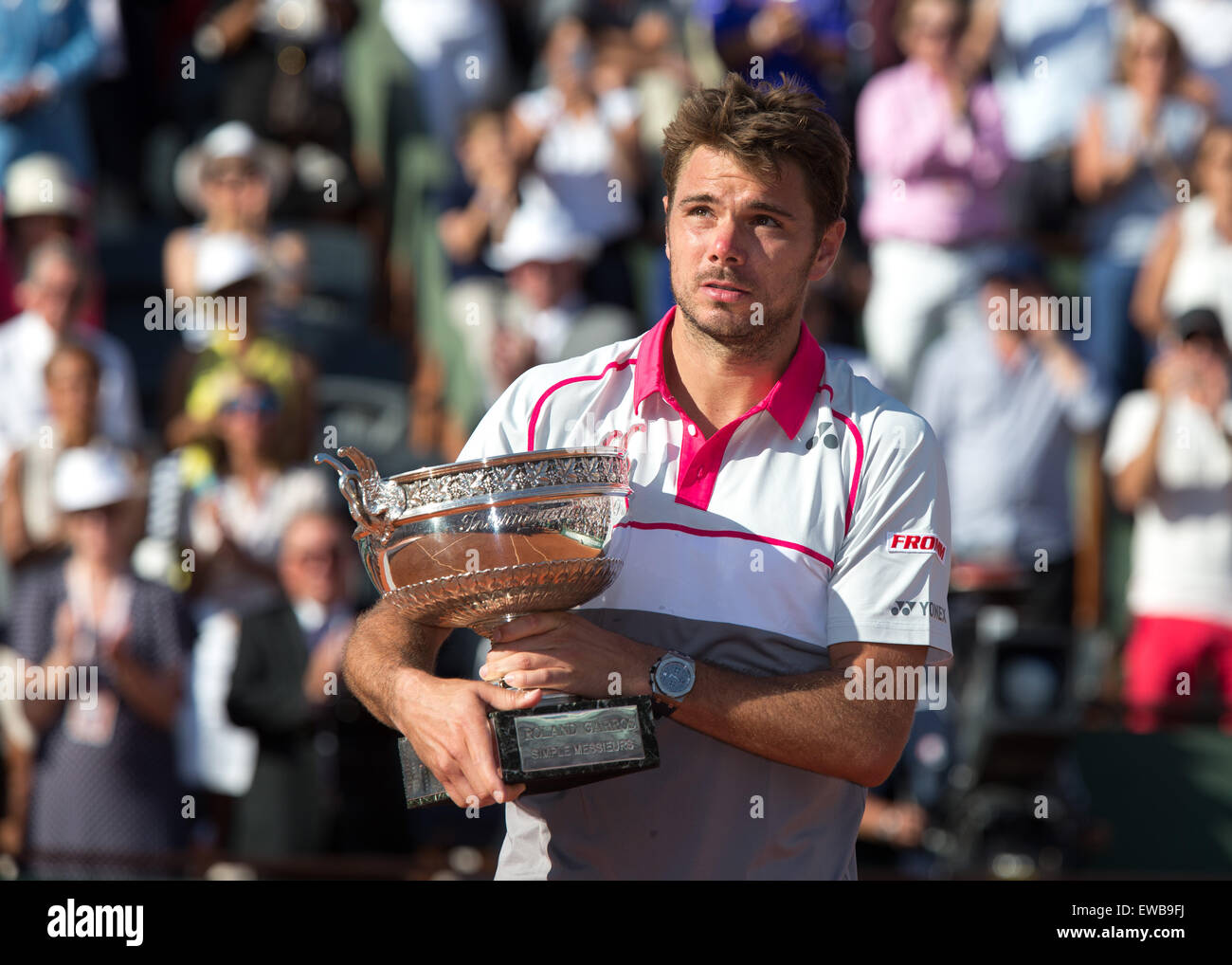 Stan Wawrinka (SUI) francese con il Trofeo Open Foto Stock