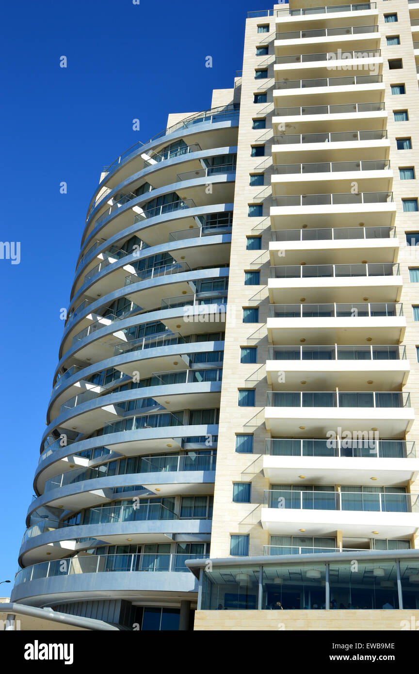 Abstract architettura con cielo blu sullo sfondo. Fotografato a Tel Aviv, Israele Foto Stock