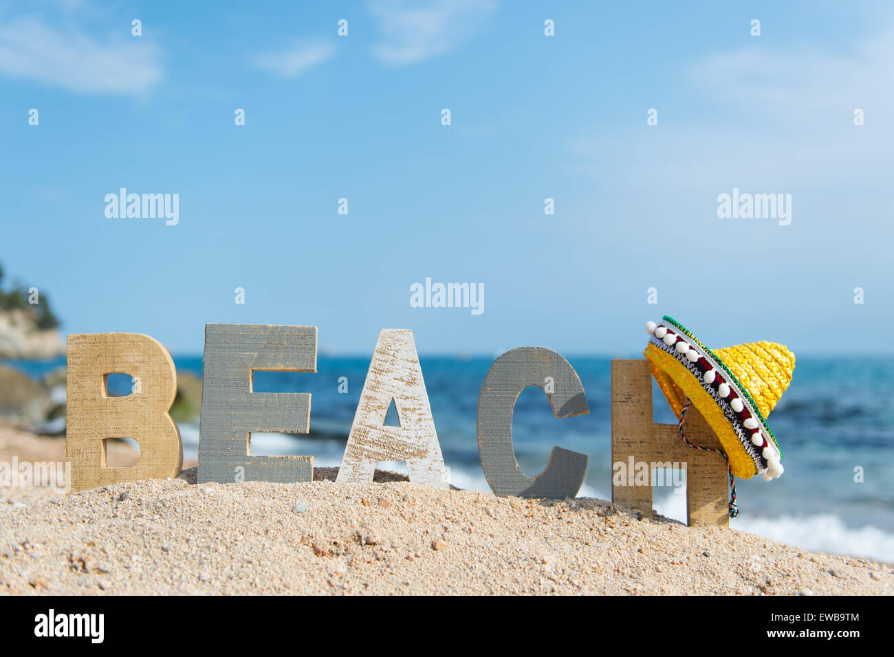 Spagnolo spiaggia con paesaggio e Sombrero Foto Stock