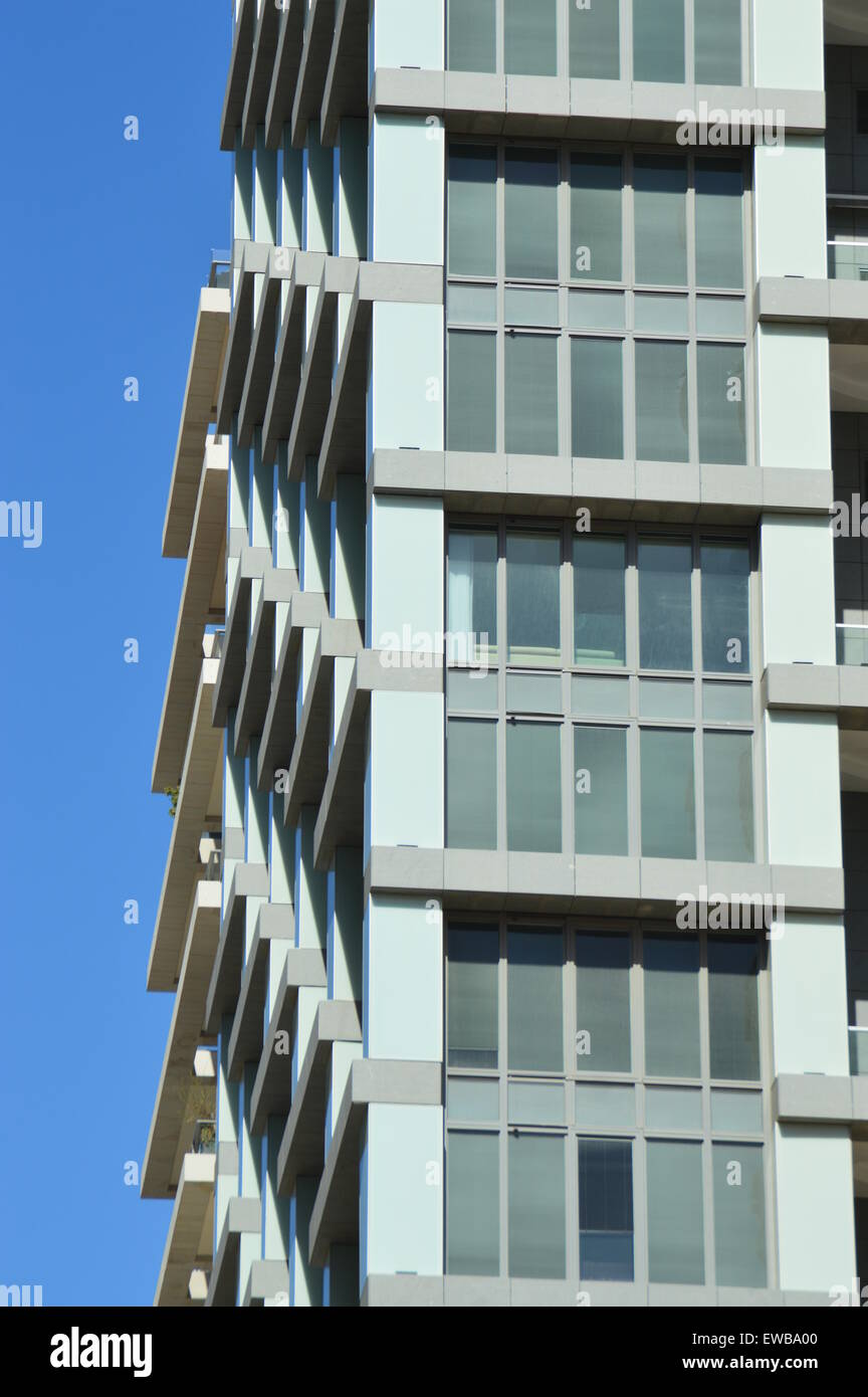 Abstract architettura con cielo blu sullo sfondo. Fotografato a Tel Aviv, Israele Foto Stock