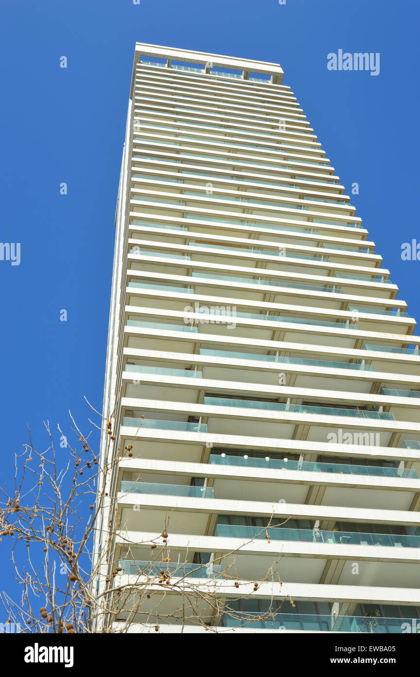Abstract architettura con cielo blu sullo sfondo. Fotografato a Tel Aviv, Israele Foto Stock