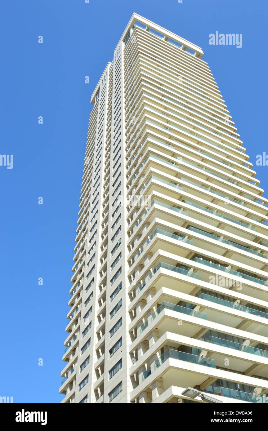 Abstract architettura con cielo blu sullo sfondo. Fotografato a Tel Aviv, Israele Foto Stock
