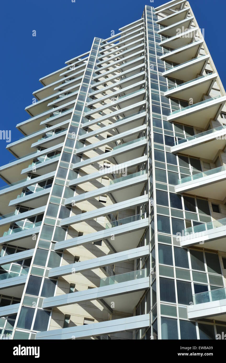 Abstract architettura con cielo blu sullo sfondo. Fotografato a Tel Aviv, Israele Foto Stock