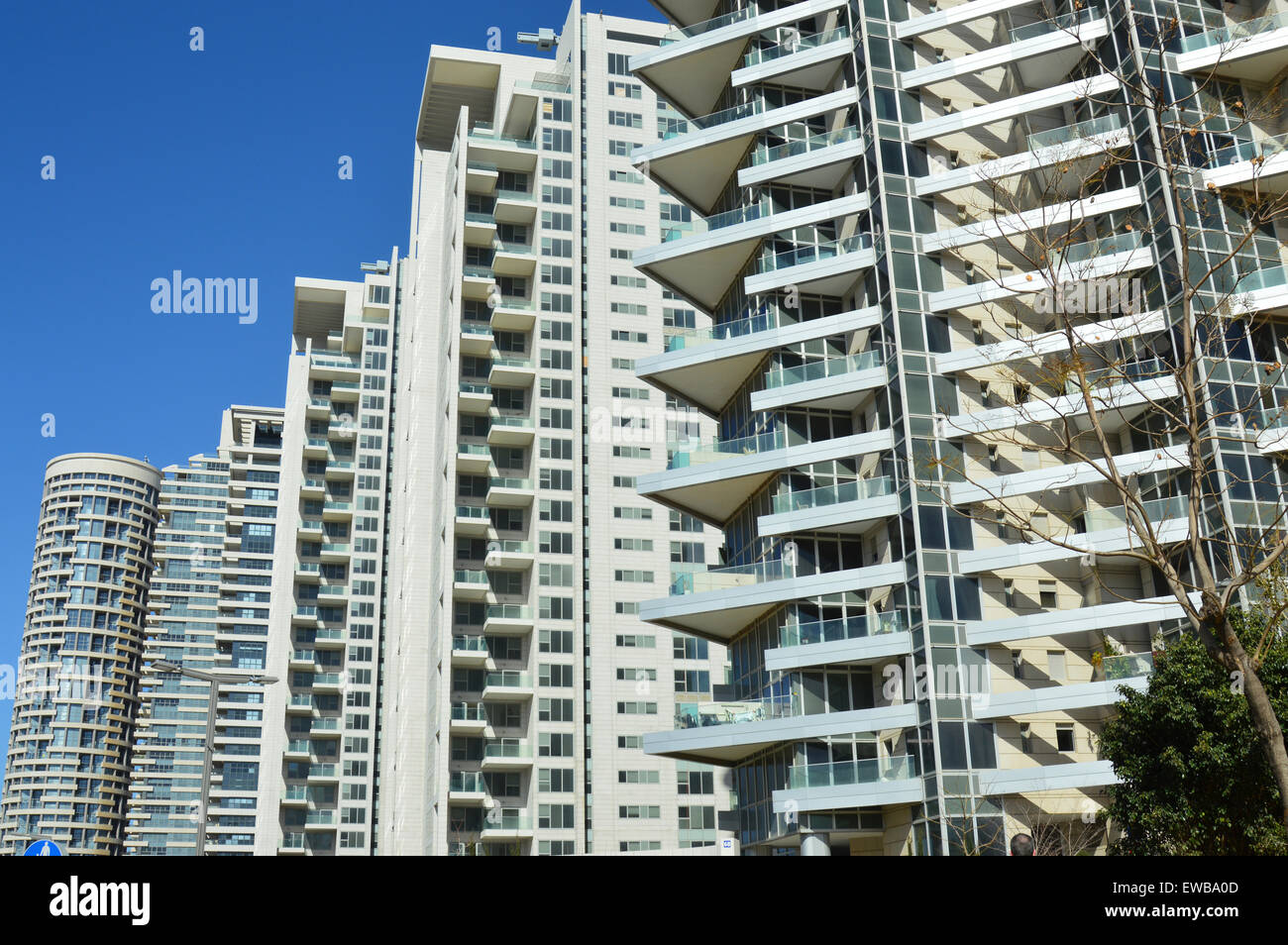 Abstract architettura con cielo blu sullo sfondo. Fotografato a Tel Aviv, Israele Foto Stock